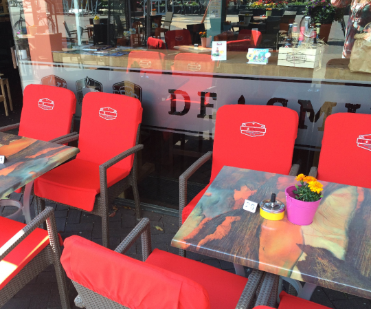 Ferrari rode buitenkussens op terras in Cafe Voorthuizen-01.jpg