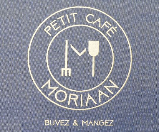 Cafe terras kussen met geborduurd logo Mondriaan 1024x853-01.jpg