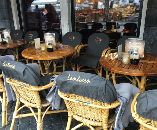 Eetcafe Brasserie kussens voor buitenterras.jpg