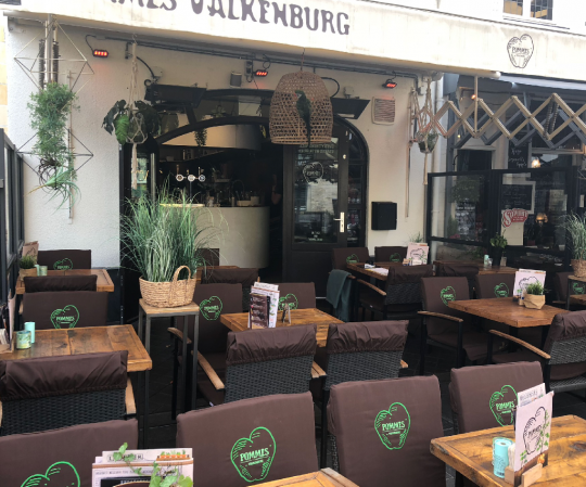 Terras eetcafe met stoelkussens Valkenburg.jpg