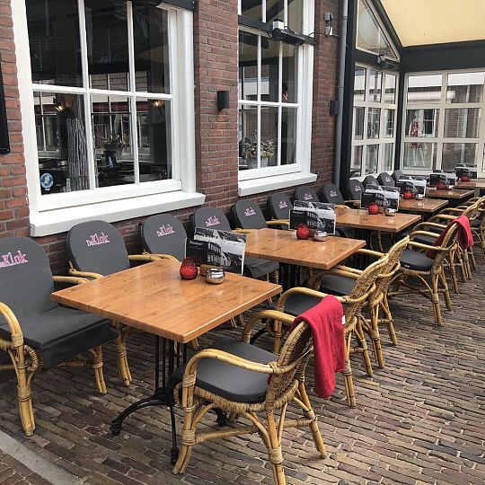 Restaurant-met-stoelkussens-op-terras-1548000207.jpg